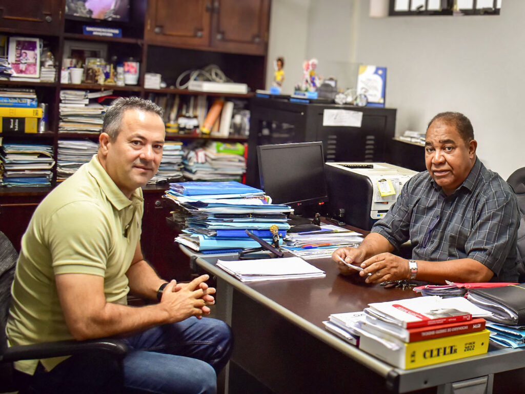 Assessor do deputado Luiz Carlos Motta visita o presidente do Sincomerciários